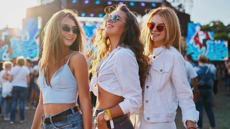 Jak ubrać się na koncert popowy: stylowo i komfortowo przez cały wieczór