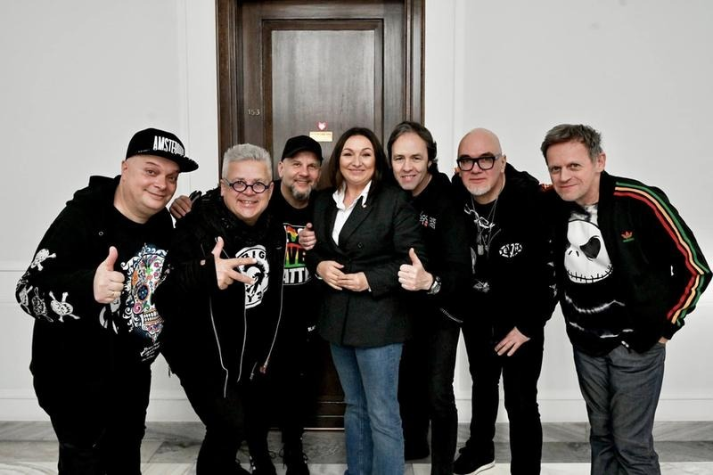 „Każdy facet to świnia” Big Cyc – tekst piosenki i znaczenie utworu